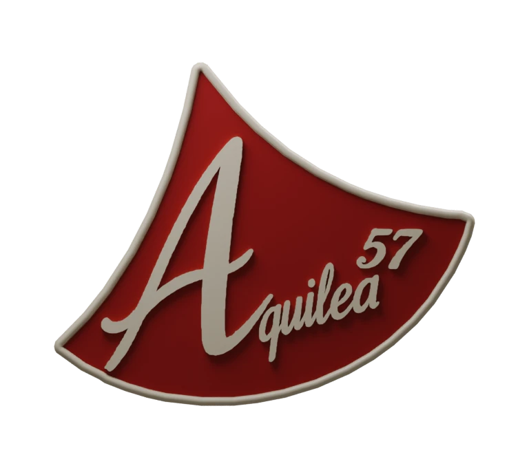 Frente del carnet de Aquilea 57: fondo rojo, borde y caligrafía marfil en relieve.